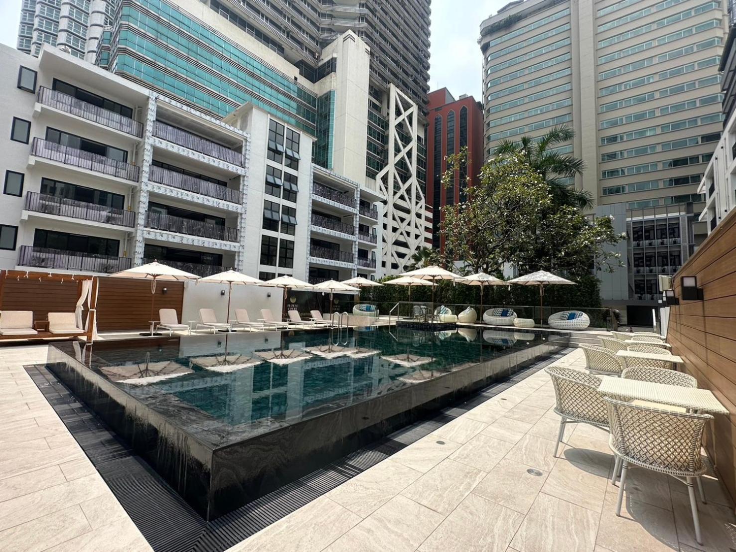 Floral Court Hotel & Residence Sukhumvit 13 방콕 외부 사진