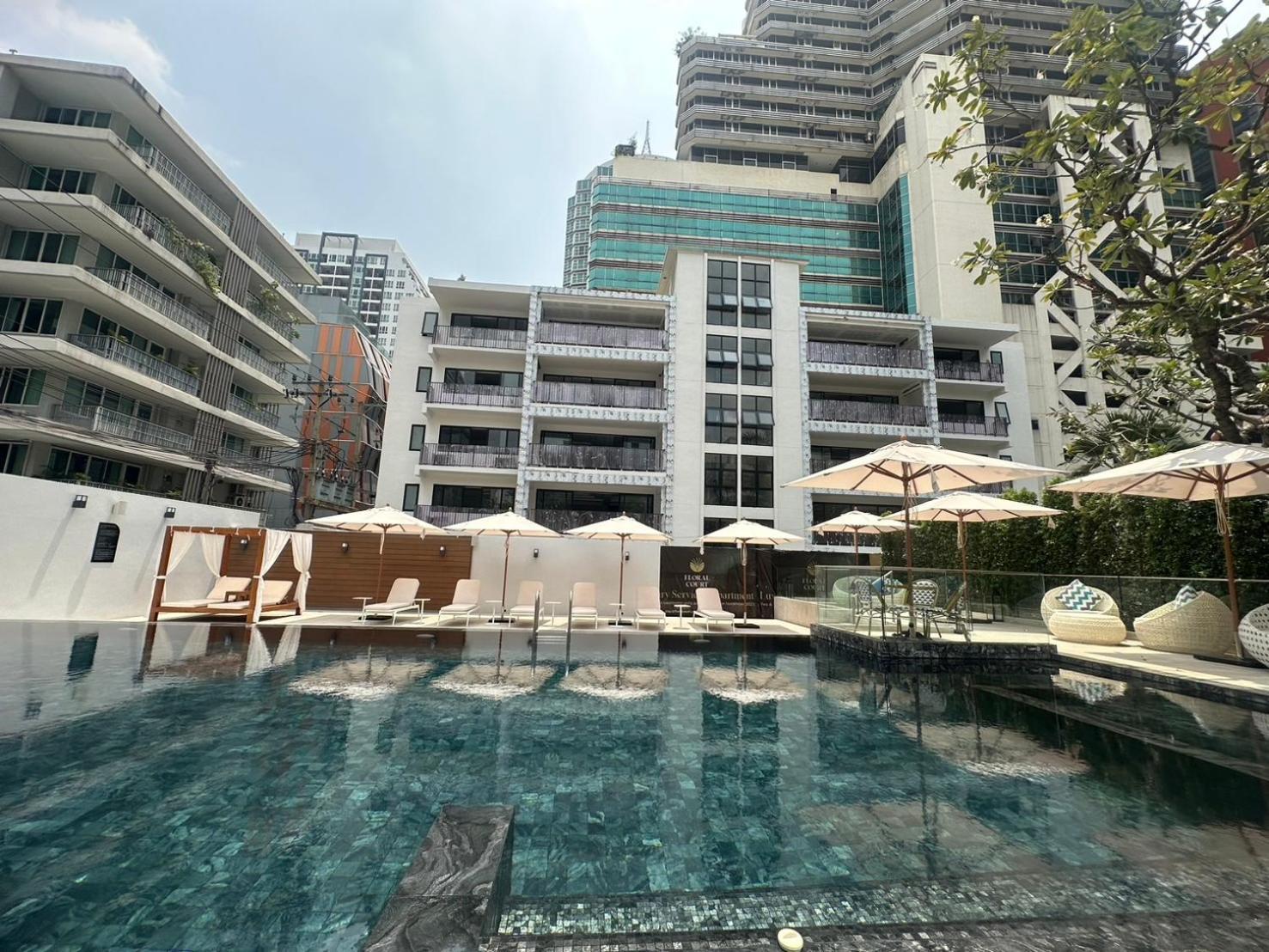 Floral Court Hotel & Residence Sukhumvit 13 방콕 외부 사진